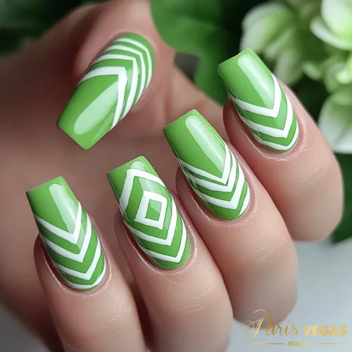 Unhas em verde com design zig zag, estilo moderno e arrojado.