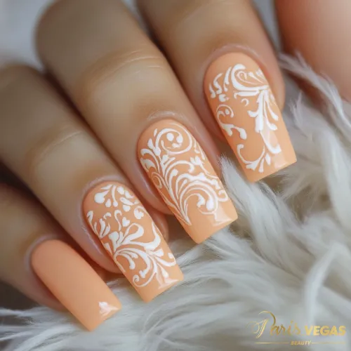 Esmalte decorado com arabescos elegantes, destacando um design de nail art sofisticado.