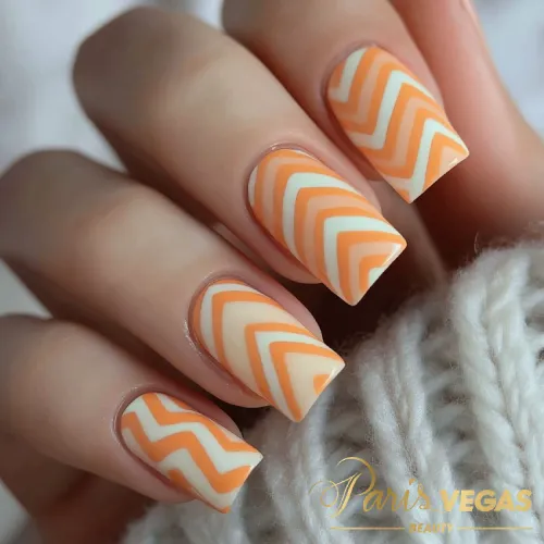 Esmalte decorado com padrão zig zag, destacando um design moderno e divertido.