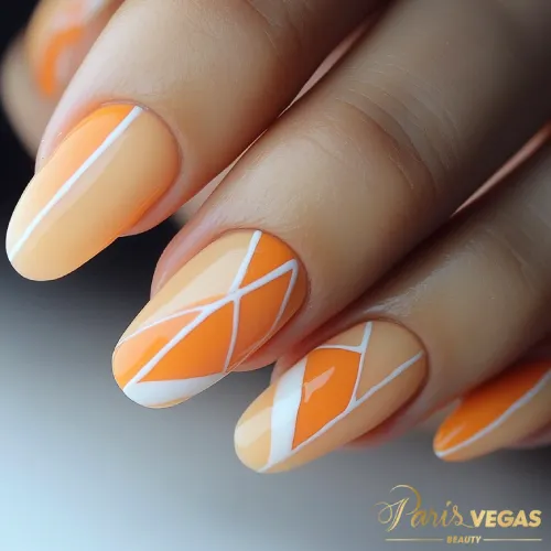 Unhas laranja com design geométrico, destacando um estilo moderno e arrojado.