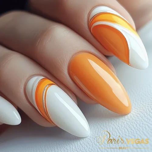 Unhas laranja com design de curvas assimétricas, destacando um estilo moderno e criativo.