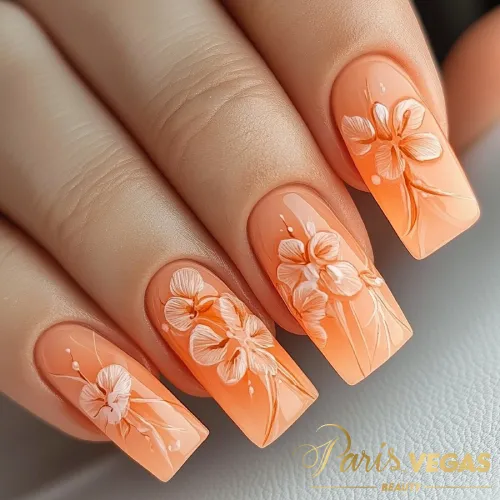 Esmalte com design floral, destacando um estilo delicado e romântico.