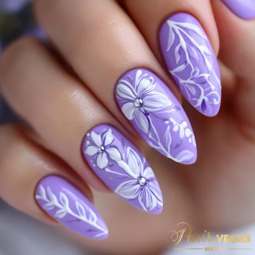 Esmaltação decoradas com flores brancas, criadas por designer de unhas em São Paulo.