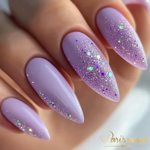 Modelos unhas lilás decoradas com glitter, feitas por manicure perto de mim, criando um efeito brilhante e sofisticado.