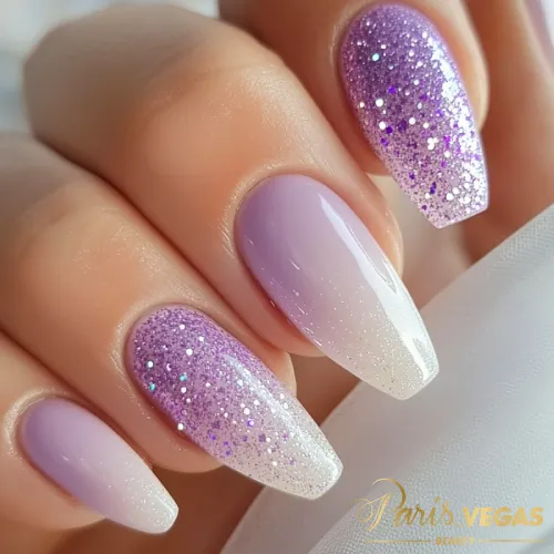 Modelos unhas lilás com curvas azuis, feitas por manicure perto de mim.