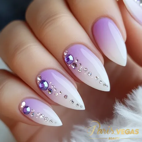 Modelos unhas lilás com efeito ombré e strass, criando um design moderno e sofisticado em Moema, São Paulo.