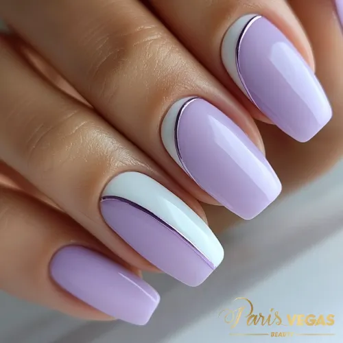 Modelos unhas lilás com curvas brancas elegantes e suaves, feitas por nail designer perto de você, com um toque delicado e moderno.