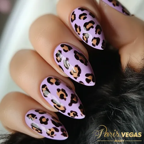 Modelos unhas lilás com design de animal print oncinha, criadas no salão de beleza Paris Vegas Beauty, em Moema, São Paulo.