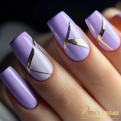 Modelos unhas lilás com detalhes em metais dourados, criadas no salão de beleza Paris Vegas Beauty em Moema, São Paulo.