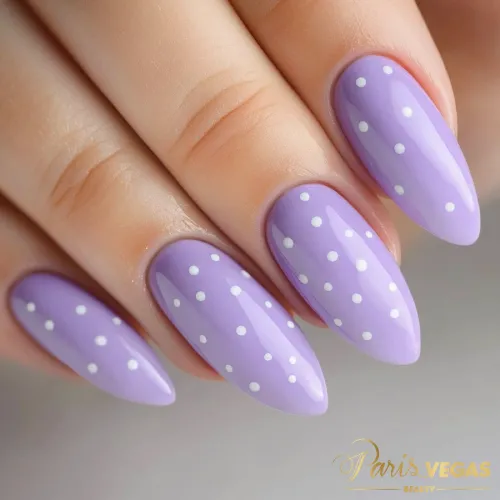 Modelos unhas lilás com design poá bolinhas, feitas no salão de beleza Paris Vegas Beauty, em Moema, São Paulo.