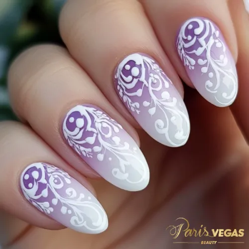 Esmaltação com degradê e arabesco branco, criadas no salão de cabeleireiro Paris Vegas Beauty, em Moema, São Paulo.