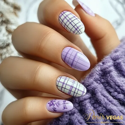 Modelos unhas lilás com design quadriculado, criadas no salão de beleza Paris Vegas Beauty em Moema, São Paulo.