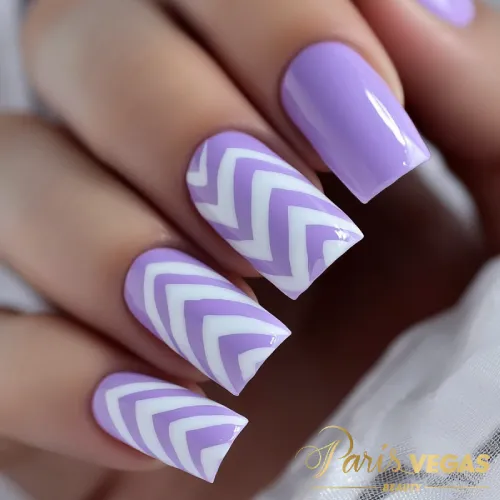 Modelos unhas lilás com design Chevron, criadas em São Paulo, Moema, trazendo um visual moderno e estiloso