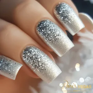 Unhas prata com efeito glitter degradê, estilo moderno e sofisticado para unhas elegantes.