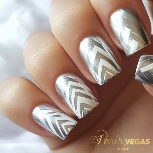 Unhas prata com design Chevron, criando um visual moderno e elegante, feito por designer de unhas em Moema.