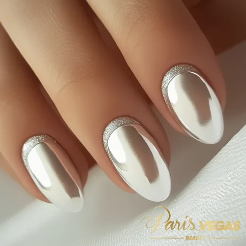 Esmaltação com francesinha invertida em glitter, criando um design moderno e sofisticado, feito por designer de unhas em Moema.