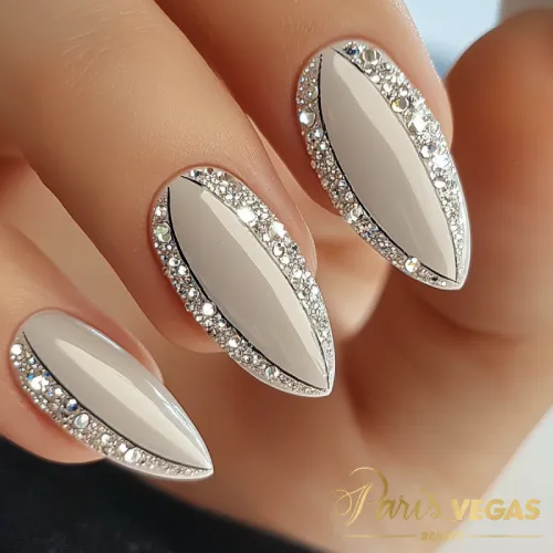 Esmaltação com aplicação de strass, design sofisticado e brilhante para um toque de glamour e elegância.