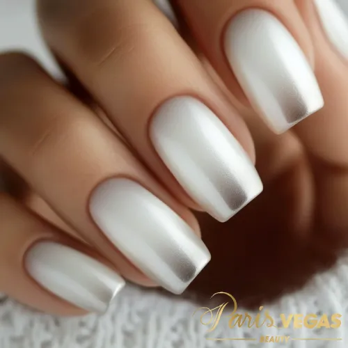 Unhas prata com efeito babyboomer, criando um design suave e sofisticado, ideal para quem busca um visual elegante e moderno