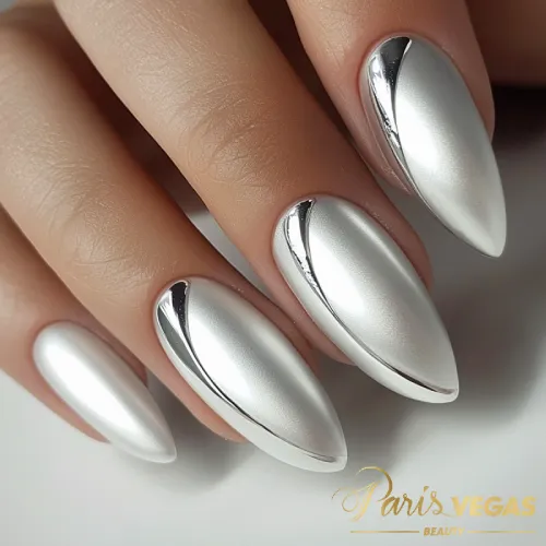 Unhas prata com design de curvas angulares, criando um visual moderno e sofisticado para unhas estilosas.