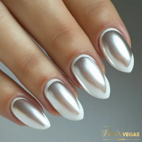 Unhas prata com francesinha moderna, design elegante e sofisticado, criado no salão Paris Vegas Beauty na Zona Sul de São Paulo.