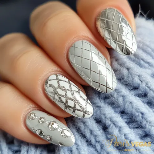 Unhas prata com design quadriculado e brilho, combinando elegância e sofisticação em um estilo moderno e único.