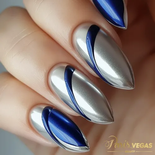 Unhas prata com detalhes em azul, criando um design moderno e elegante, feito no salão Paris Vegas Beauty em Moema.