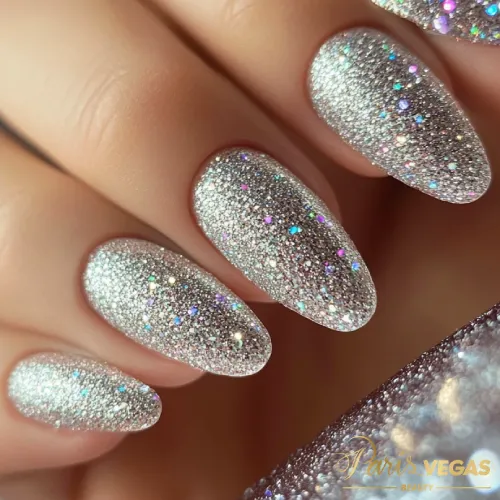 Unhas prata com glitter cintilante, criando um design deslumbrante e luminoso, realizado no salão Paris Vegas Beauty em Moema.