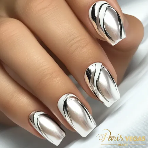 Unhas prata com design de curvas abstratas, criando um visual moderno e sofisticado, feito no salão Paris Vegas Beauty em Moema.