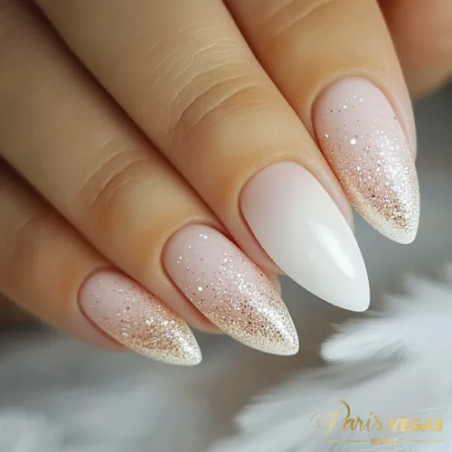 Unhas rosê com glitter feitas por manicure profissional