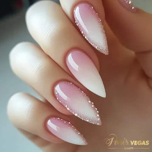 Unhas rosê decoradas com pedras finas e glitter