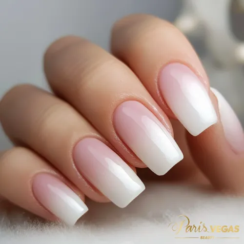 Unhas rosê decoradas com detalhes delicados, feitas no Paris Vegas Beauty em Moema, São Paulo