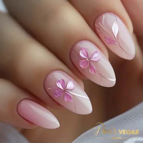 Unhas rosê decoradas com design floral elegante