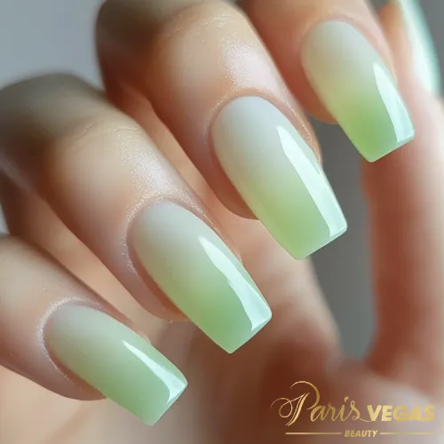 Unhas verdes ombré, mostrando um serviço de manicure e pedicure perto de mim, realizado em Moema, São Paulo, com uma técnica moderna e sofisticada.