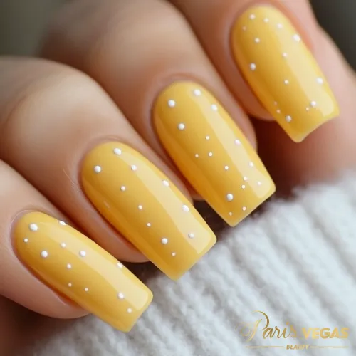 Esmaltação amarelo com poá branco em Moema – encontre a opção perfeita para um visual divertido e moderno.