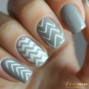 Unhas cinza decoradas em chevron estilo moderno feitas por designer em Moema.