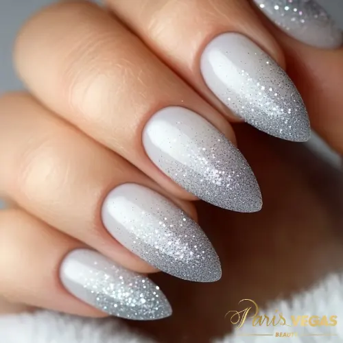 Unhas cinza com degradê glitter feitas por manicure perto de mim.