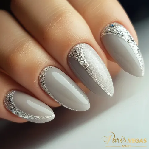 Esmaltação decorada com finas pedrarias feitas por manicure na Zona Sul, Paris Vegas Beauty.