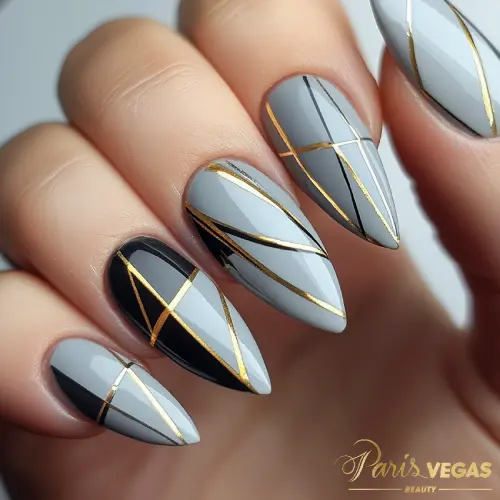 Unhas cinza decoradas com linhas douradas feitas por manicure na Zona Sul, Paris Vegas Beauty.