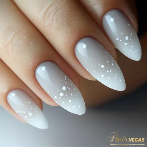 Unhas cinza com efeito degradê e poá feitas no salão Paris Vegas Beauty em Moema.