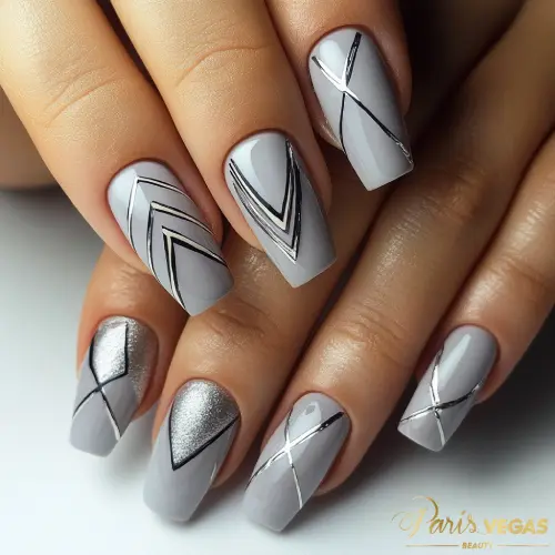 Unhas cinza com linhas geométricas feitas no salão Paris Vegas Beauty em Moema.