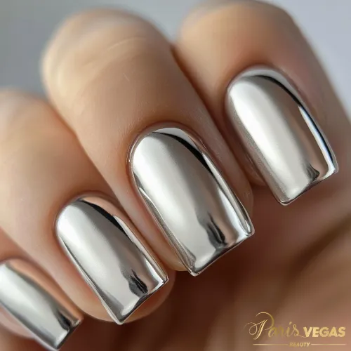 Unhas cinza metalizado feitas no salão Paris Vegas Beauty em Moema.