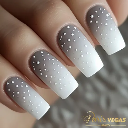 Unhas cinza com efeito ombré e poá feitas no salão Paris Vegas Beauty em Moema.