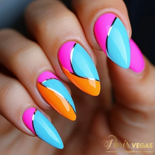 Unhas coloridas feitas por designer de unhas em Moema, com esmaltes vibrantes em azul, laranja e pink.