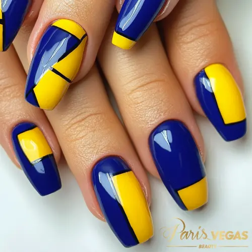 Esmaltação em amarelo com azul, feitas por designer de unhas em Moema, São Paulo.