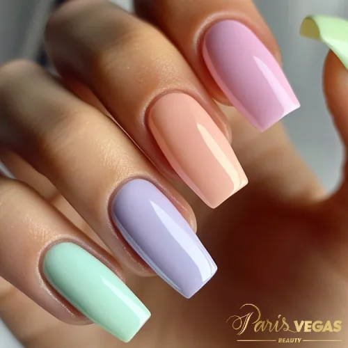 Unhas coloridas em tom pastel feitas por manicure perto de mim.