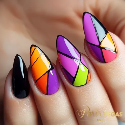 Unhas coloridas com desenhos divertidos feitas por manicure perto de mim.