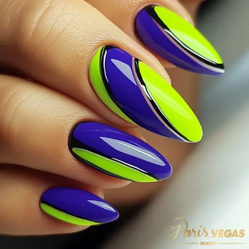 Unhas coloridas em roxo com verde neon, feitas na manicure Paris Vegas Beauty, São Paulo.