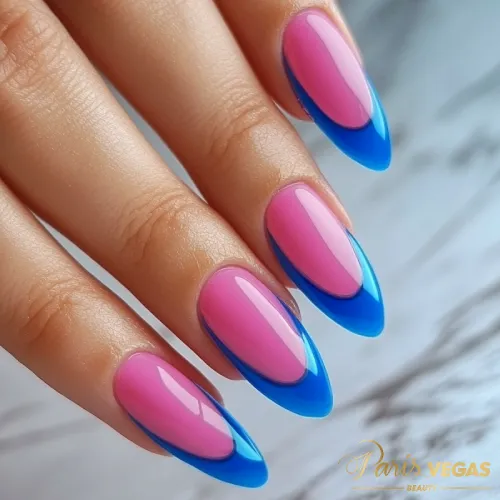 Unhas coloridas em azul e rosa feitas por manicure na Zona Sul de São Paulo, Paris Vegas Beauty.