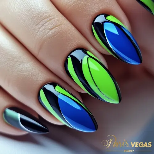 Esmaltação em azul com verde, feitas na manicure Paris Vegas Beauty, Zona Sul, São Paulo.