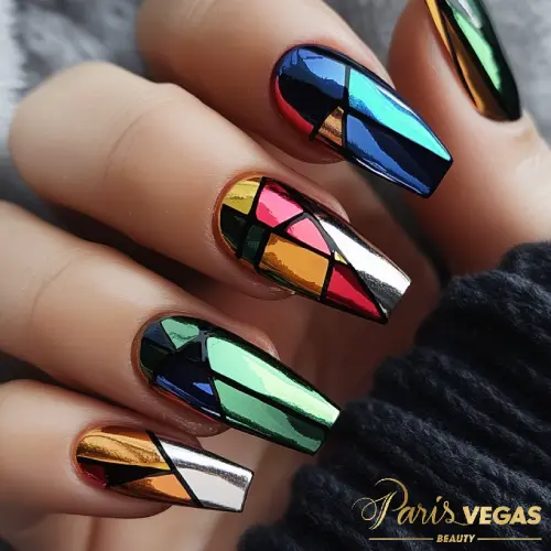 Unhas coloridas com design geométrico metalizado, feitas no salão Paris Vegas Beauty em Moema, São Paulo.